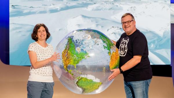 Forscherin Zsofia Juranyi ist zu Gast und bringt spannende Fakten über die Antarktis mit. | Rechte: ZDF/Nadine Rupp/Ruppografie