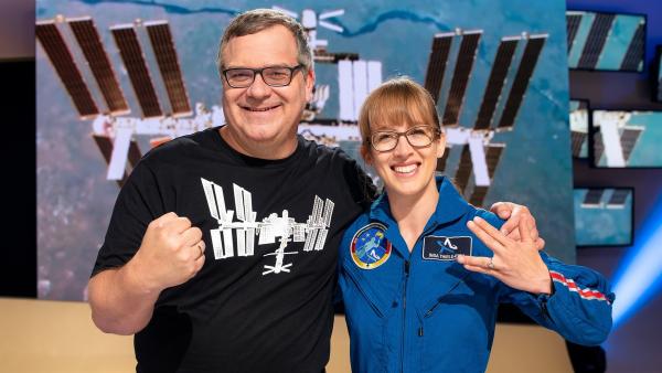 Astronautin Insa Thiele-Eich ist zu Gast im Studio und bringt spannende Fakten zum Thema "Leben auf der Raumstation" mit. | Rechte: ZDF/Ralf Wilschewski