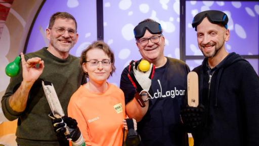 "1, 2 oder 3 - Von Minigolf, Eishockey und Paddel": Schiedsrichter Michael Heuer, Tischballspielerin Bianca Schmidt, Elton und Tischballspieler Stefan Lohmaier posieren mit Tischballausrüstung im Studio.