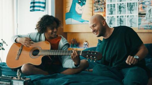 Die richtige Entscheidung (S01/E13) | Thomas (Stan Van Samang, rechts) bringt Felix (Junes Callaert) auf der Gitarre den Lieblingssong von Marijke bei.