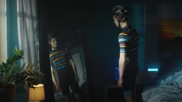 Aaron (Philip Müller) probiert sein Radler-Outfit an, dass Jenny ihm für die Radtour gekauft hat. | Rechte: KiKA/2021 eitelsonnenschein