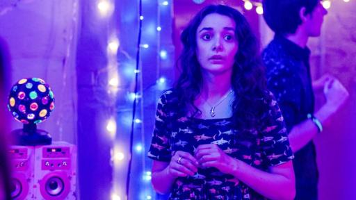 Drei Schwestern- Folge 4 | Rechte: Kind Of Productions Limited MMXXIII Addie auf der Geburtstagsparty der Zwillinge