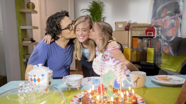 Linas Mama Susanne hat Geburtstag. Georg und Lina überraschen sie. | Rechte: KiKA/Erik Drews