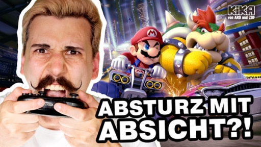 TikToker KeinPart2 mit Controller in den Händen schaut verbissen. Daneben Mario und Bowser in Karts. Darunter steht: Absturz mit Absicht?! 