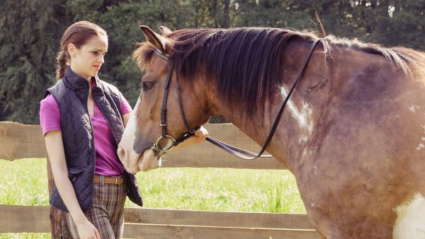 Patrizia (Luise Befort) findet ihr Pferd hässlich. | Rechte: WDR/Andrea Hansen