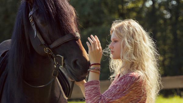 Charlie (Sinje Irslinger) und ihr Pferd haben eine magische Verbindung. | Rechte: WDR/Andrea Hansen