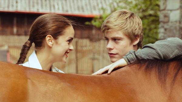 Patrizia (Luise Befort) versucht mit Nils (Tom Gramez) zu flirten. | Rechte: WDR/Andrea Hansen
