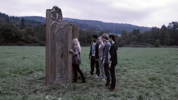 Die Freunde fragen sich, welche Bedeutung die geheimnisvolle Tür hat. | Rechte: WDR/Andrea Hansen