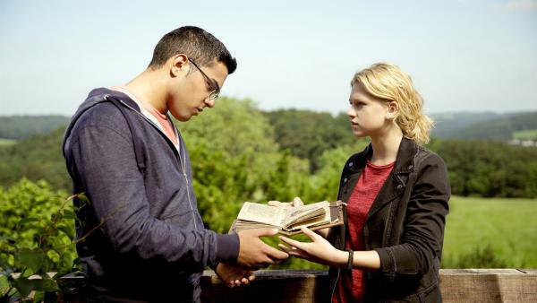 Tarik (Kaan Sahan) und Charlie (Sinje Irslinger) versuchen in Rosalies Buch eine Antwort zu finden. | Rechte: WDR/Andrea Hansen