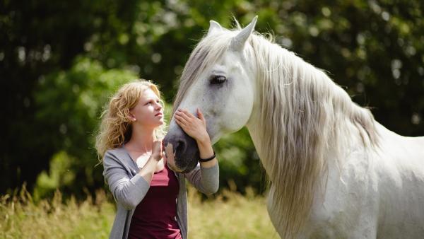 Ein weißes Pferd taucht plötzlich bei Charlie (Sinje Irslinger) auf. | Rechte: WDR/Andrea Hansen
