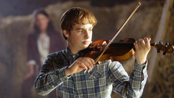 Dimitri (Matti Schmidt-Schaller) übt auf dem Dachboden Geige. | Rechte: WDR/Andrea Hansen