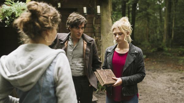 Charlie (Sinje Irslinger, r.) verdächtigt Jenny (Amina Merai) Rosalies Buch genommen zu haben. | Rechte: WDR/Alexandra Evang