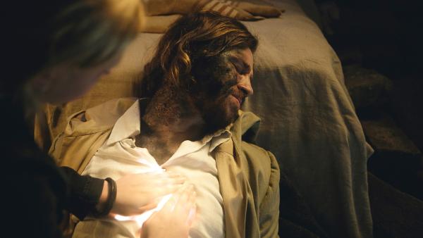 Charlie (Sinje Irslinger) versucht mit dem Sternenlicht Mick (Gil Ofarim) zu retten. | Rechte: WDR/Andrea Hansen