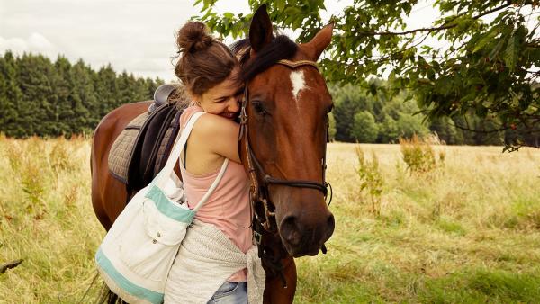 Jenny (Amina Merai) und ihr Pferd Leonis sind wieder vereint. | Rechte: WDR/Andrea Hansen