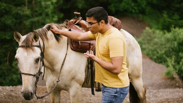 Tarik (Kaan Sahan) entdeckt am Hals seines Pferdes Orion das geheimnisvolle Feuerzeichen. | Rechte: WDR/Andrea Hansen