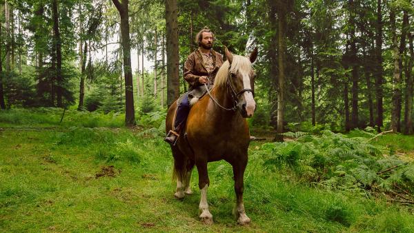 Rudofos (Daniel Christensen) will Arman und Mick mit seinem Pferd Donnerwind folgen. | Rechte: WDR/Andrea Hansen