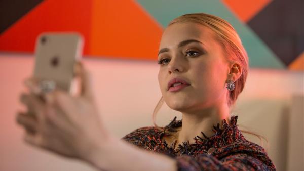 Eine junge Frau mit blonden Haaren nimmt mit ihrem Smartphone ein Selfie von sich auf. | Rechte: ZDF/Depesche/Des Willie