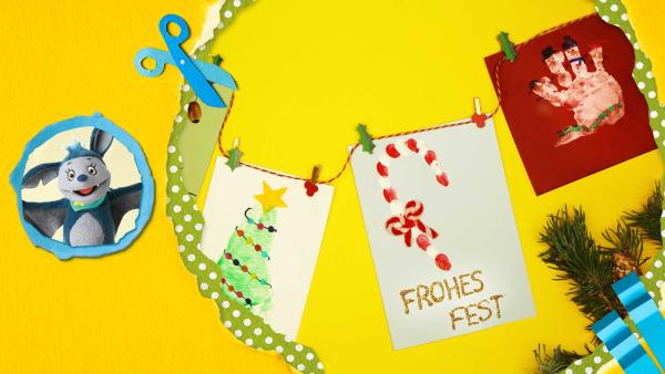 Verschiedene selbstgemachte Weihnachtskarten aus Handabdrücken und Fußabdrücken sind mit Klammern an einer Schnur befestigt. | Rechte: KiKA