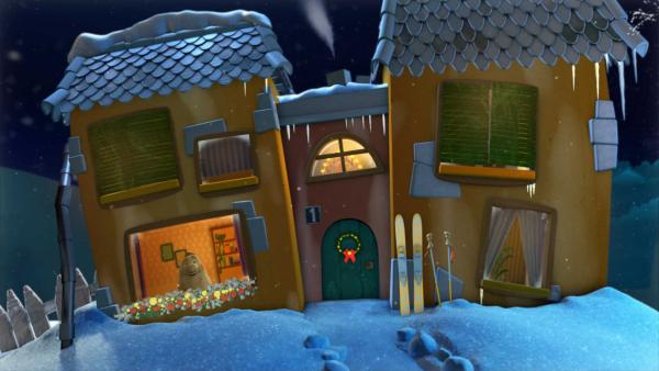 Beutolomäus schaut aus dem weihnachtlich geschmückten Gute-Nacht-Haus und wünscht ein Gute-Nacht. | Rechte: KiKA