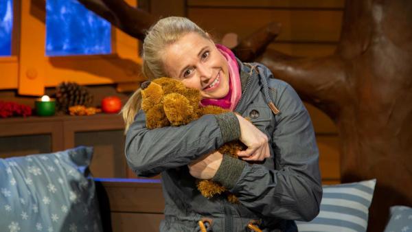 Singa knuddelt mit ihrem Teddybär. | Rechte: KiKA/Dorit Jackermeier