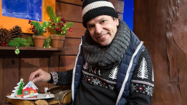 Juri hofft, dass auch dieses Jahr wieder ein Weihnachtswichtel im Baumhaus einzieht. Und er hat eine Idee, wie man ihn anlocken kann. | Rechte: KiKA/Josefine Liesfeld