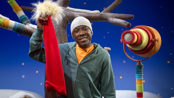 Matondo genießt die Adventsdüfte im Baumhaus. Und er fragt sich, wieso hängt denn da ein Socke vor dem Fernrohr? | Rechte: KiKA/Josefine Liesfeld