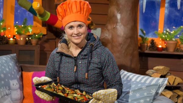 Bei Singa gibt's ein besonders lecker zubereitetes Gemüse zum Abendbrot. | Rechte: KiKA/Josefine Liesfeld