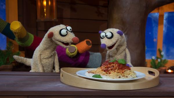 Die Erdmännchen Jan und Henry können sich nicht entscheiden, ob sie lieber Pizza oder Spaghetti essen wollen. | Rechte: KiKA/Josefine Liesfeld