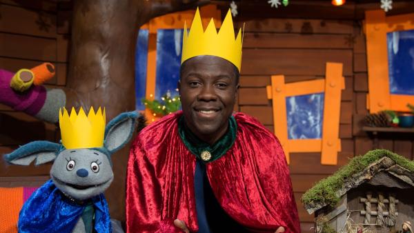 Matondo und Fidi verkleiden sich als Könige aus dem Morgenland und spielen die Geschichte der drei Könige nach. | Rechte: KiKA/Josefine Liesfeld