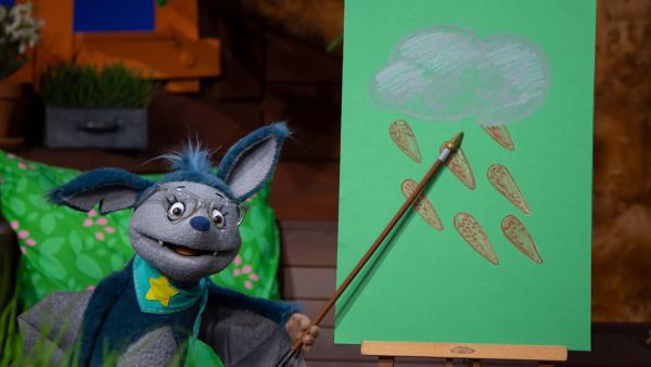 Singa und Fidi wollen heute Wettervorhersage spielen. Fidi ist die Wetter-Ansagerin. Ob Fidi wohl wirklich weiß, wie das Wetter wird? | Rechte: KiKA/Josefine Liesfeld