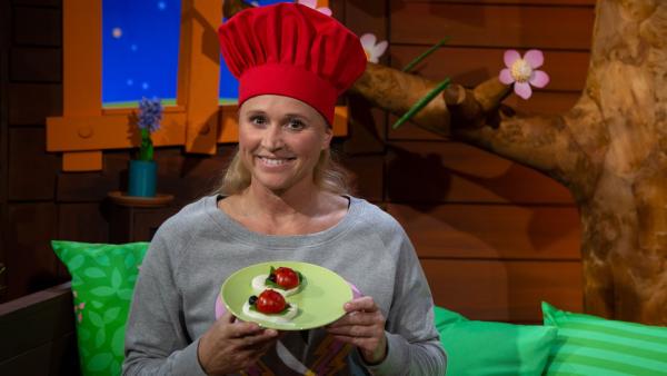 Singa bereitet in ihrer Schlemmerstube etwas ganz Besonderes zu: Marienkäfer aus Tomate und Mozzarella. | Rechte: KiKA/Josefine Liesfeld