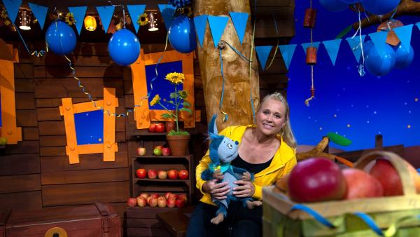 Singa hat das Baumhaus geschmückt, denn sie und Fidi feiern eine Flatterflederparty. | Rechte: KiKA/Josefine Liesfeld