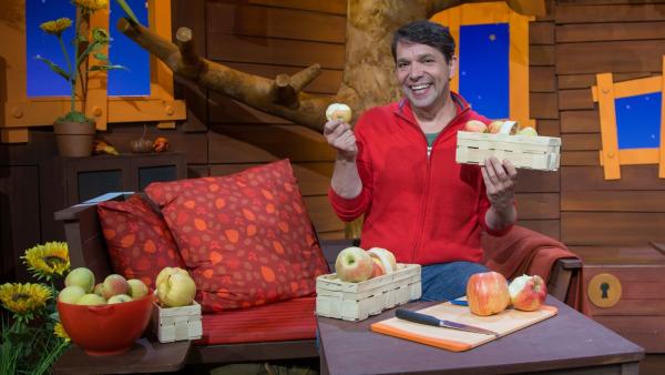 Juri zeigt verschiedene Apfelsorten und kürt seinen Lieblingsapfel. | Rechte: KiKA/Josefine Liesfeld