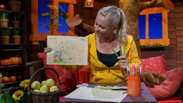 Singa bastelt sich ein eigenes lustiges Apfelpuzzle. | Rechte: KiKA/Josefine Liesfeld