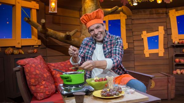 Juri bereitet selbst Schoko-Obst zu. Dazu spießt er sich zunächst Obststücke auf und überzieht sie dann mit flüssiger Schokolade. | Rechte: KiKA/Josefine Liesfeld