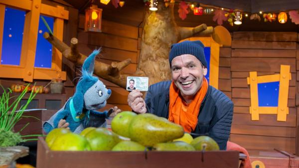Juri hat einen neuen Ausweis mit einem Passfoto von sich bekommen. | Rechte: KiKA/Josefine Liesfeld