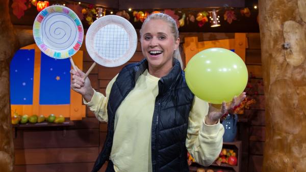 Singa stellt ein Luftballon-Spiel vor, das man auch in der Wohnung spielen kann. | Rechte: KiKA/Josefine Liesfeld