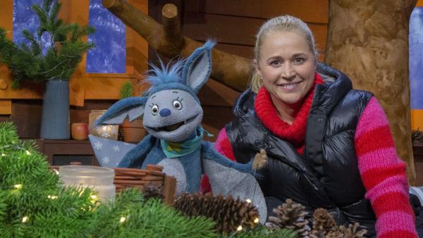 Singa und Fidi sitzen zusammen auf dem Sofa im Baumhaus.