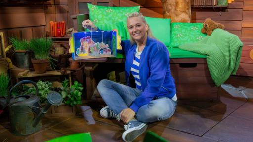 Singa präsentiert ihr gebasteltes Unterwassertheater in einem Schuhkarton.