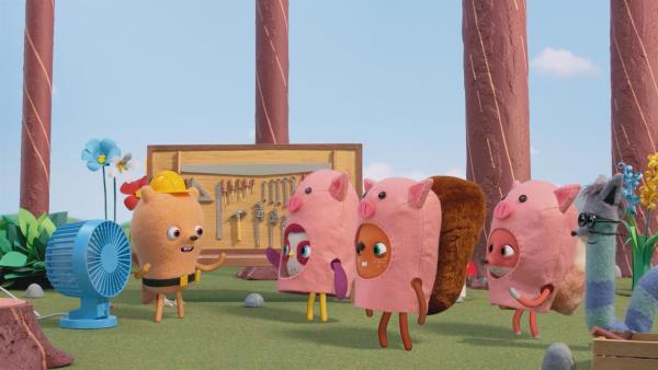 Für die große Parade baut Beccas Bande mit Billys Hilfe einen Umzugswagen. Ihr Motto: die Geschichte von den drei kleinen Schweinchen. | Rechte: NDR/JAM Media