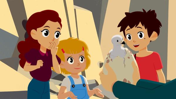 Adèle (links), Lynette (zweite von links) und Sebastian (rechts)staunen. Das Adlerküken schlüpft in Amadeus Armen. | Rechte: ZDF/Gaumont Animation/PP Animation III Inc.