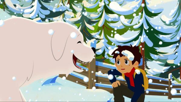 Belle (links) und Sebastian (mitte) sind draußen im Schnee. Belle lacht. | Rechte: © 2017 Gaumont Animation, PVP Animation III Inc.- All rights reserved