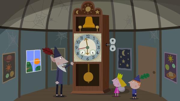 Der Weise Alte Elf zeigt Holly und Ben die größte und genaueste Uhr der Elfen. | Rechte: ZDF/Contender Entertainment