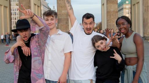 Diana, Anton, Ros und Dasha stehen vor dem Brandenburger Tor