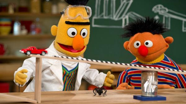 Ernie und Bert experimentieren. | Rechte: NDR Foto: Thorsten Jander