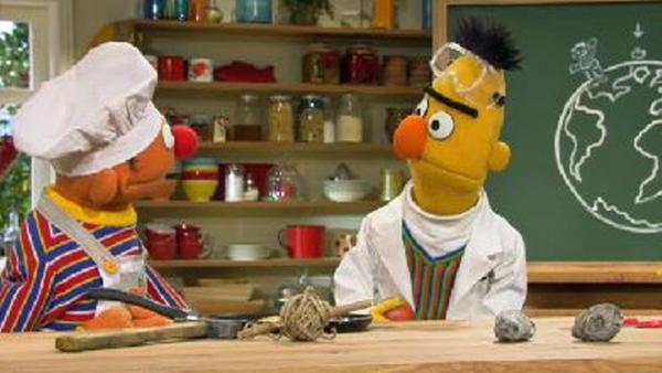 Ernie und Bert machen ein Experiment. | Rechte: NDR Foto: screenshot