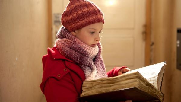 Paule (Chloé Heinrich) findet das Weihnachtsbuch im Mülleimer. | Rechte: KiKA/WunderWerk/Britta Krehl
