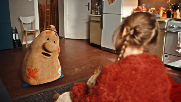 Beutolomäus sucht den wahren Weihnachtsmann und trifft die 8-jährige Paule (Cloé Heinrich). | Rechte: KiKA/WunderWerk