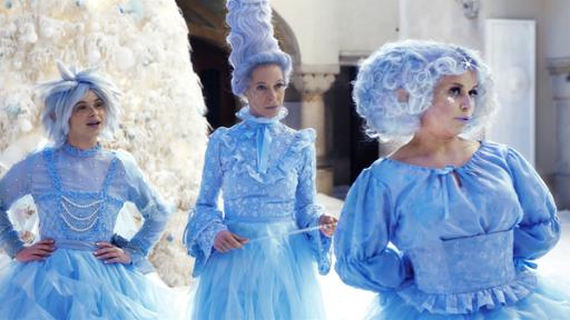 Die drei Weihnachtselfen Rosabella (Anna Fischer), Rosalie (Ramona Krönke) und Rosalba (Annette Strasser) (v.l.n.r.) prüfen, wer der wahre Weihnachtsmann ist.