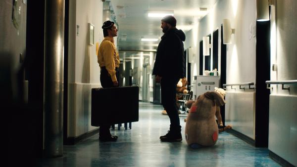 Beutolomäus und Sascha (Simon Böer) finden Ruprecht (Björn Harras) in einem Krankenhaus. | Rechte: KiKA/WunderWerk